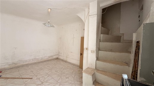 Casa Indipendente Su 3 Livelli Oltre Locale Al Piano Terra e Cantina.